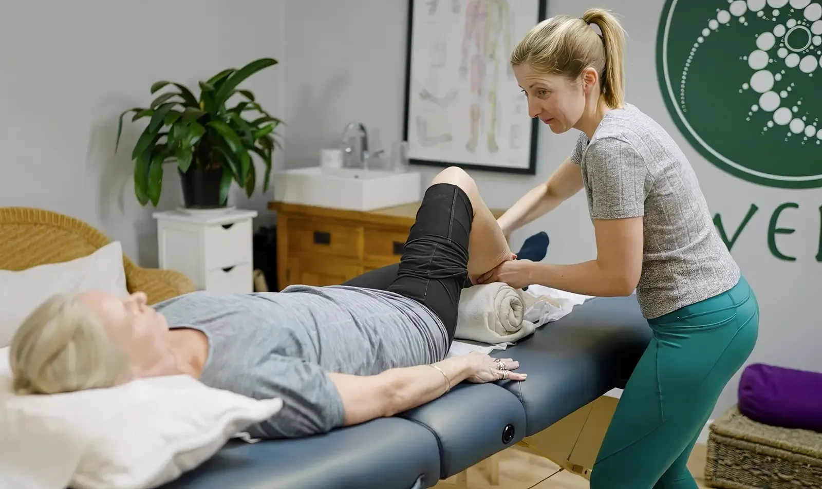 Olivia holding a lymphatic drainage session at Well Bath.