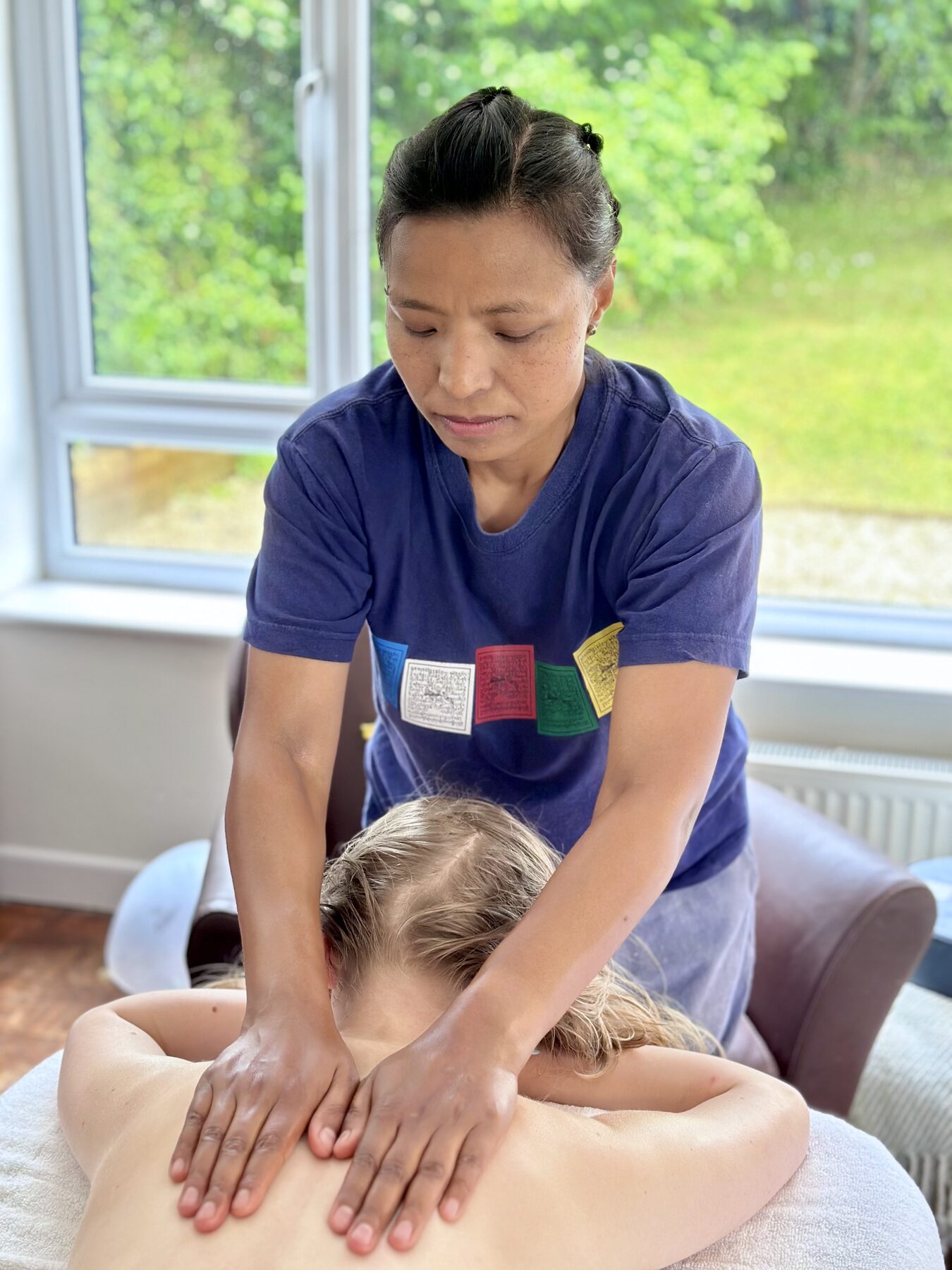 Sarjana holding a Swedish Massage session at Well Bath.